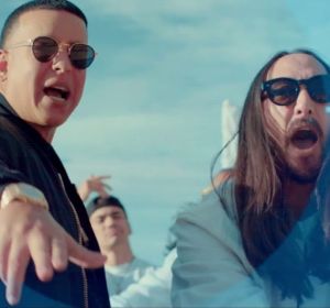 Daddy Yankee y Steve Aoki en el vídeo de 'Azukita' Daddy Yankee y Steve Aoki en el vídeo de 'Azukita'
