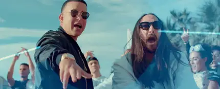 Daddy Yankee y Steve Aoki en el vídeo de 'Azukita' Daddy Yankee y Steve Aoki en el vídeo de 'Azukita'