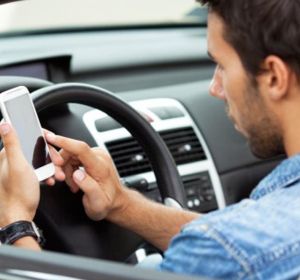 Utilizar el móvil al volante de un coche Utilizar el móvil al volante de un coche