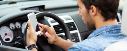 Utilizar el móvil al volante de un coche