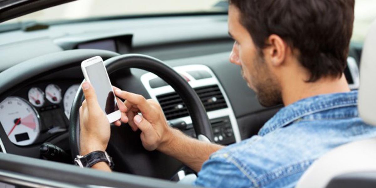 Utilizar el móvil al volante de un coche