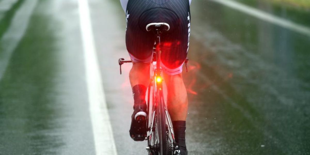 Usar luces parpadeantes en tu bici es motivo de multa: la última polémica de la DGT
