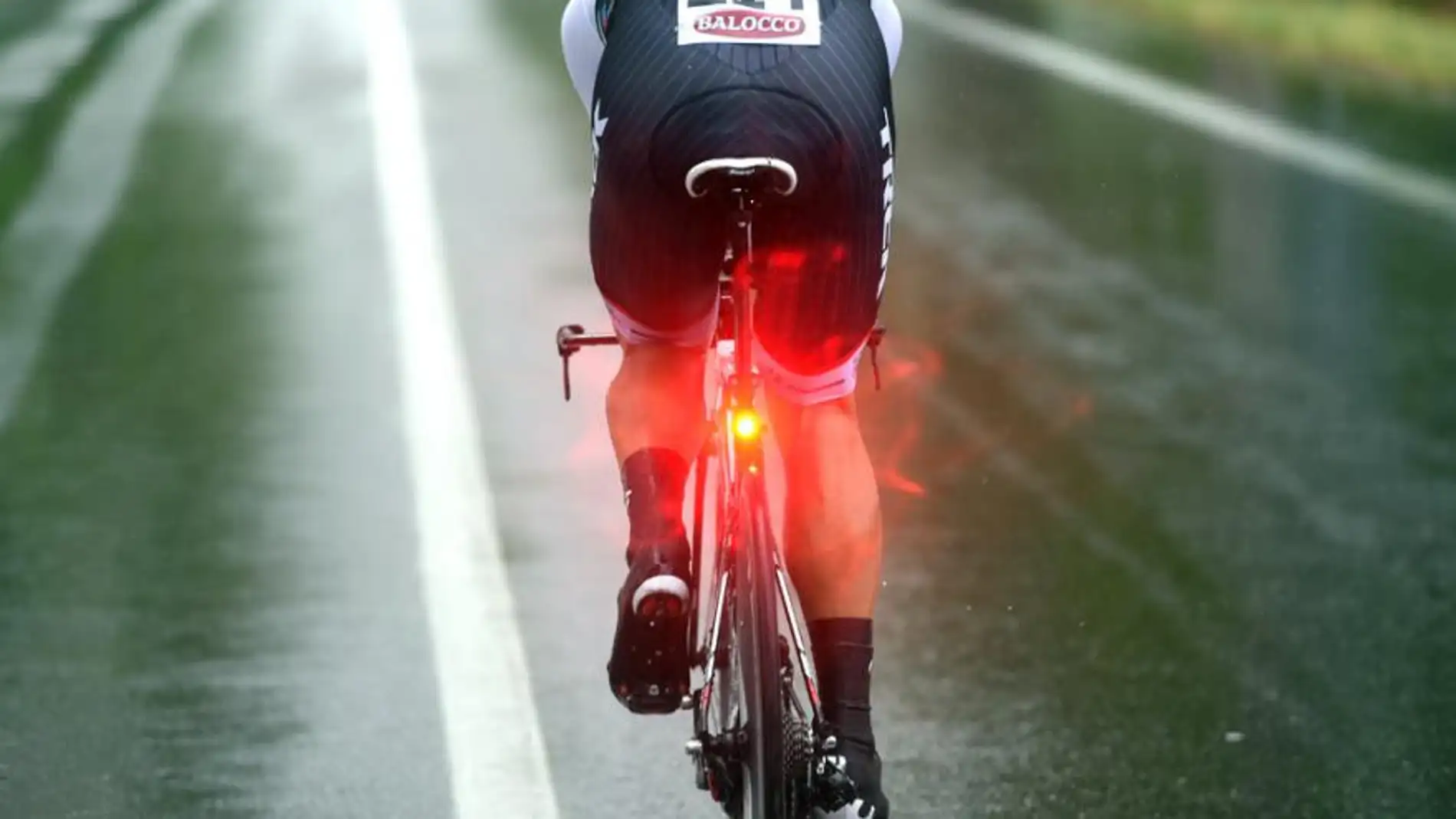 Usar luces parpadeantes en tu bici es motivo de multa: la última polémica de la DGT title=