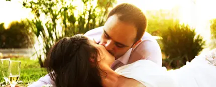 Novios besándose en su boda Novios besándose en su boda