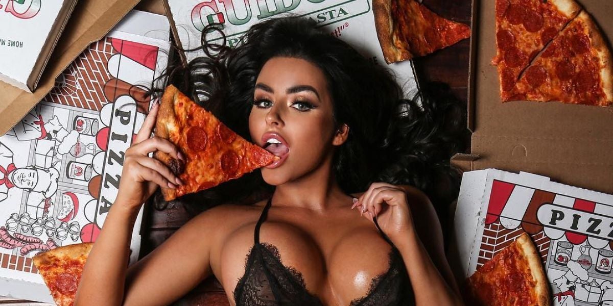 La modelo Abigail Ratchford comiendo un trozo de pizza