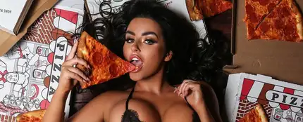 La modelo Abigail Ratchford comiendo un trozo de pizza La modelo Abigail Ratchford comiendo un trozo de pizza