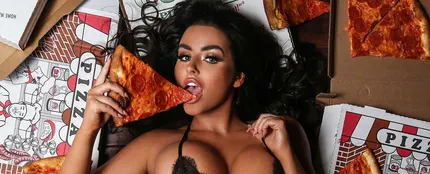 La modelo Abigail Ratchford comiendo un trozo de pizza La modelo Abigail Ratchford comiendo un trozo de pizza