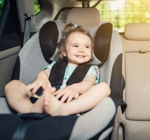 Una niña en su sillita infantil Una niña en su sillita infantil
