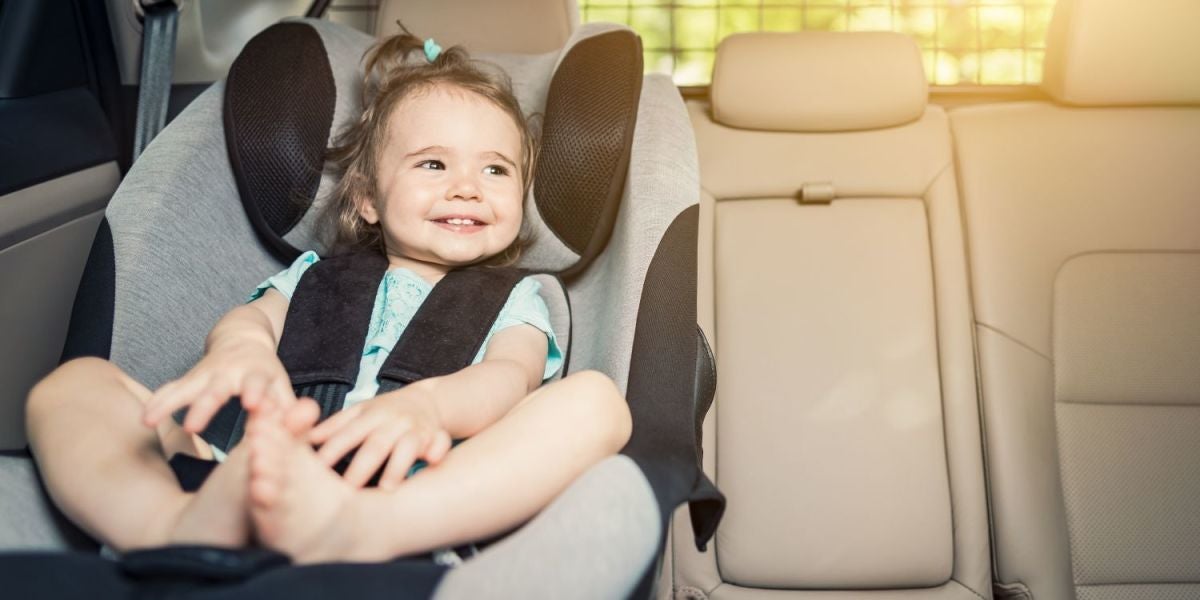 Una niña en su sillita infantil