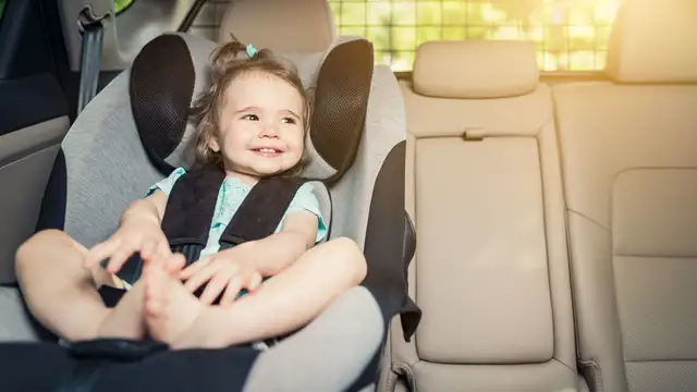 Una niña en su sillita infantil