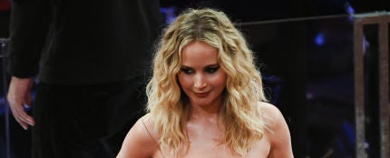 Jennifer Lawrence, con una copa de vino en la mano, saltando las butacas en la gala de los Oscar 2018