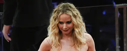 Jennifer Lawrence, con una copa de vino en la mano, saltando las butacas en la gala de los Oscar 2018 Jennifer Lawrence, con una copa de vino en la mano, saltando las butacas en la gala de los Oscar 2018
