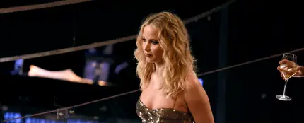 Jennifer Lawrence con su copa de vino Jennifer Lawrence con su copa de vino