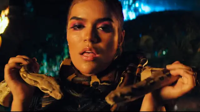 Karol G en el vídeo de 'Pinneapple'