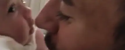 Enrique Iglesias "comiéndose a besos" a uno de sus bebés Enrique Iglesias "comiéndose a besos" a uno de sus bebés