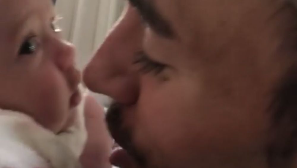Enrique Iglesias publica un adorable vídeo 'comiéndose a besos' a uno de sus  hijos | Europa FM
