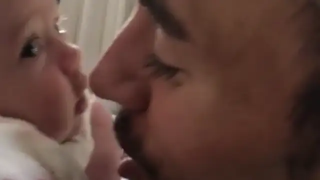 Enrique Iglesias "comiéndose a besos" a uno de sus bebés