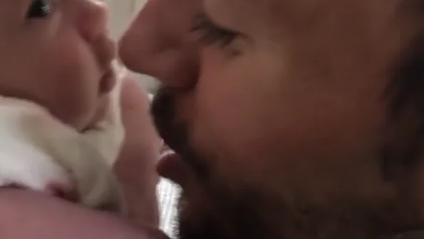 Enrique Iglesias "comiéndose a besos" a uno de sus bebés Enrique Iglesias "comiéndose a besos" a uno de sus bebés