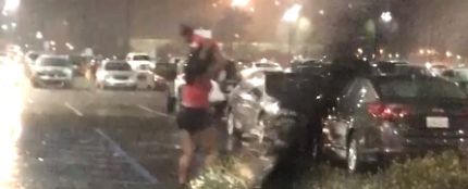 Una mujer utiliza a su bebé como paraguas durante una tormenta y las redes se indignan  