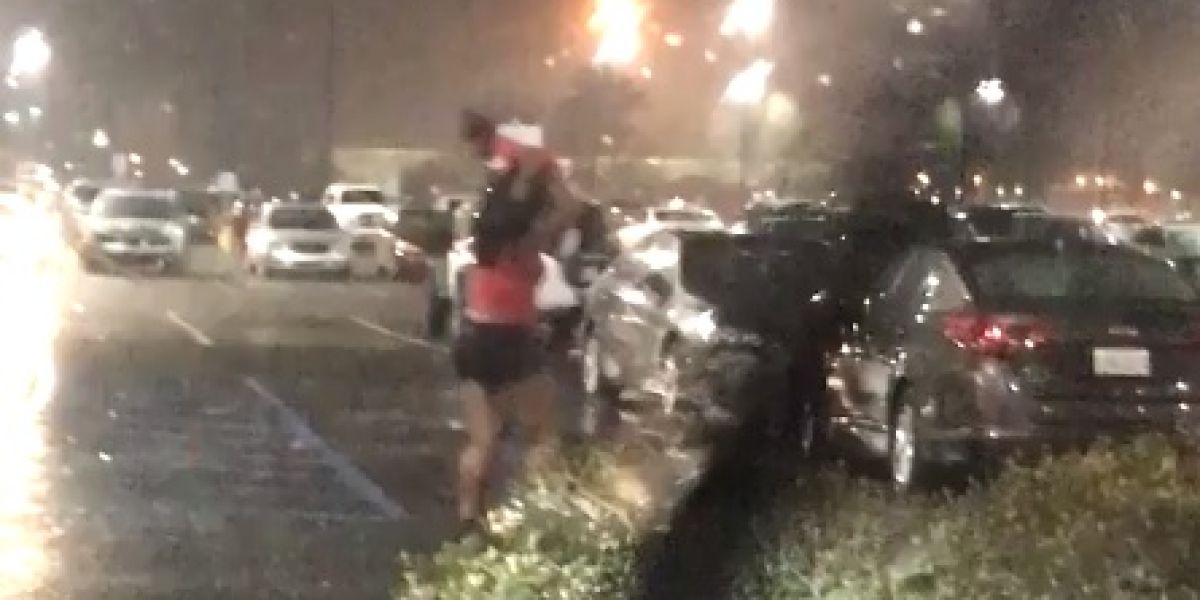 Una mujer utiliza a su bebé como paraguas durante una tormenta y las redes se indignan