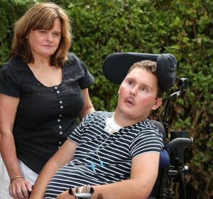 El joven en silla de ruedas El joven en silla de ruedas