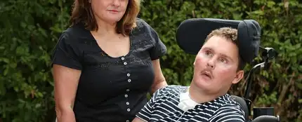El joven en silla de ruedas El joven en silla de ruedas