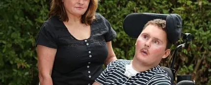 El joven en silla de ruedas El joven en silla de ruedas