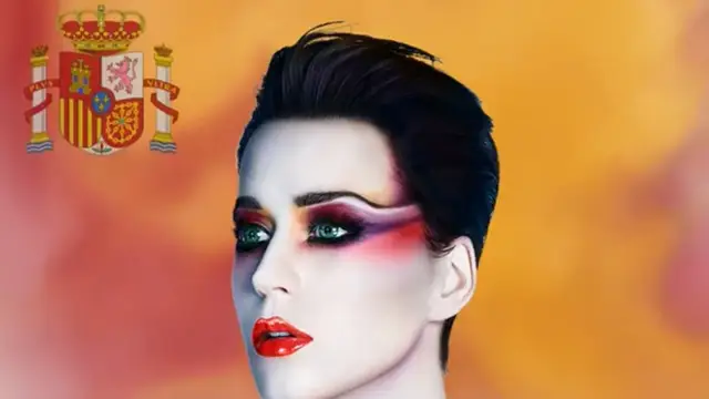 Katy Perry con el escudo de España