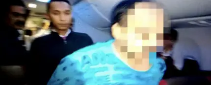 Detenido un pasajero por desnudarse mientras veía porno y acosar a la tripulación Detenido un pasajero por desnudarse mientras veía porno y acosar a la tripulación