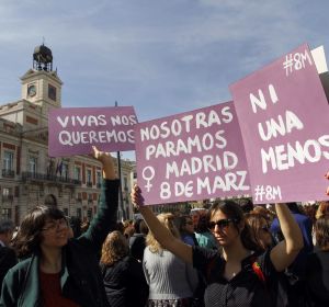 Las mujeres, citadas mañana a "parar el mundo" en la primera huelga feminista Las mujeres, citadas mañana a "parar el mundo" en la primera huelga feminista