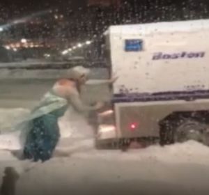 Una drag vestida de Elsa rescata a la policia de Boston de la nieve Una drag vestida de Elsa rescata a la policia de Boston de la nieve