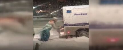 Una drag vestida de Elsa rescata a la policia de Boston de la nieve