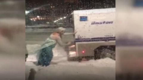 Una drag vestida de Elsa rescata a la policia de Boston de la nieve