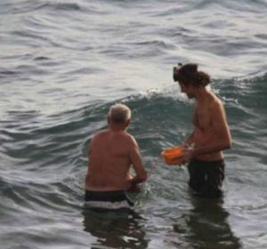 Una mujer da a luz en el Mar Rojo Una mujer da a luz en el Mar Rojo
