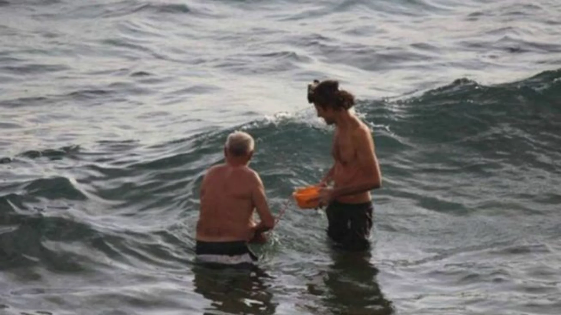 Una mujer da a luz en el Mar Rojo Una mujer da a luz en el Mar Rojo