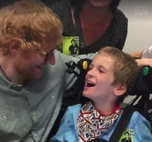 Ed Sheeran con Cal, un fan de nueve años Ed Sheeran con Cal, un fan de nueve años