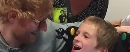 Ed Sheeran con Cal, un fan de nueve años Ed Sheeran con Cal, un fan de nueve años