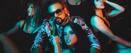 Sean Paul y Becky G en el videoclip de 'Mad Love'