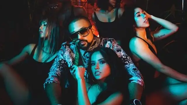 Sean Paul y Becky G en el videoclip de 'Mad Love'