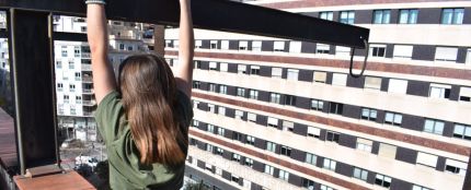 La adolescente encaramada a la cornisa del edificio en Barcelona