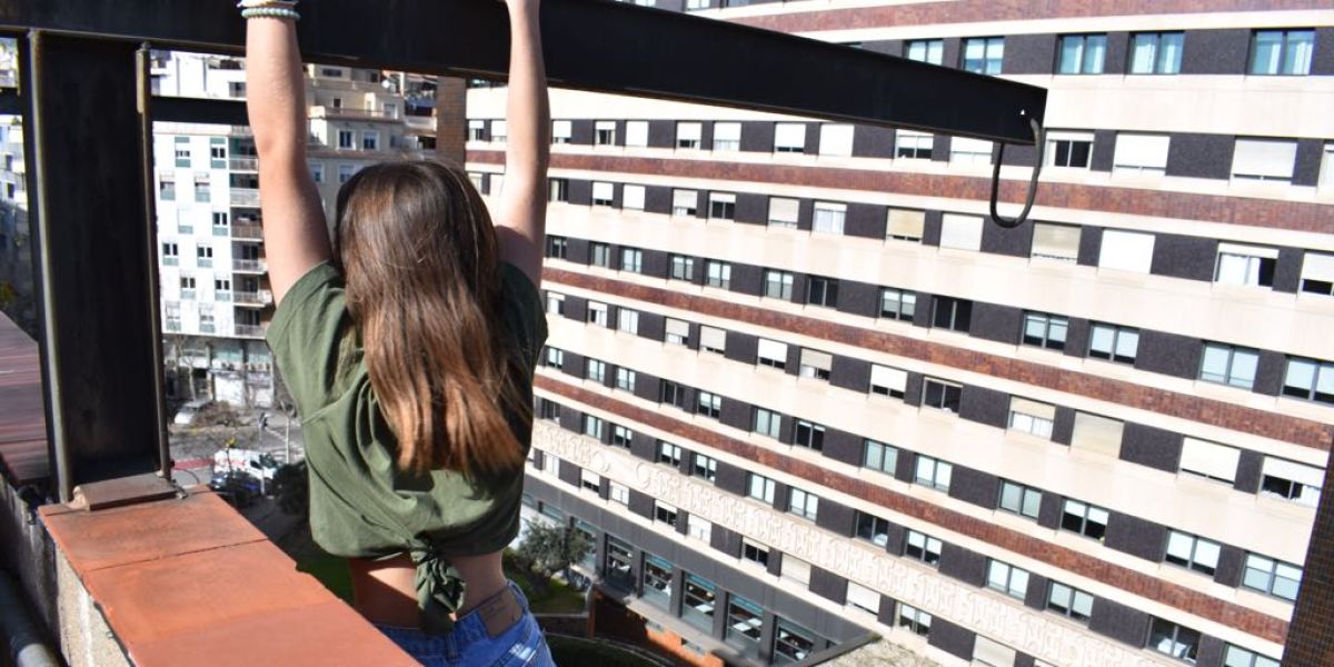 La adolescente encaramada a la cornisa del edificio en Barcelona