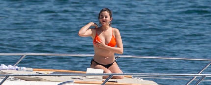 Selena Gomez en un yate de vacaciones