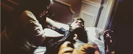 Zayn Malik se tatúa Zayn Malik se tatúa