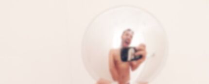 Agoney desnudo en la ducha