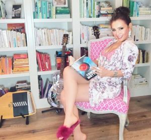 Thalia publica una foto en pijama leyendo y le llueven las críticas Thalia publica una foto en pijama leyendo y le llueven las críticas