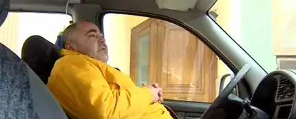 un hombre duerme en su furgoneta un hombre duerme en su furgoneta