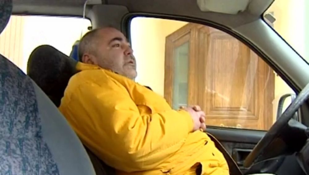 un hombre duerme en su furgoneta