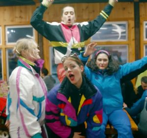 Fiesta Après Ski para colorido videoclip de 'The Club', lo nuevo de Hinds Fiesta Après Ski para colorido videoclip de 'The Club', lo nuevo de Hinds