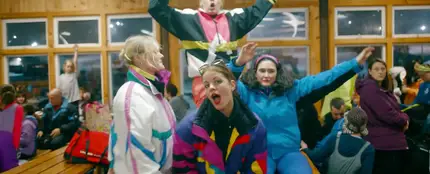 Fiesta Après Ski para colorido videoclip de 'The Club', lo nuevo de Hinds Fiesta Après Ski para colorido videoclip de 'The Club', lo nuevo de Hinds