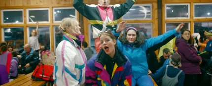 Fiesta Après Ski para colorido videoclip de 'The Club', lo nuevo de Hinds Fiesta Après Ski para colorido videoclip de 'The Club', lo nuevo de Hinds